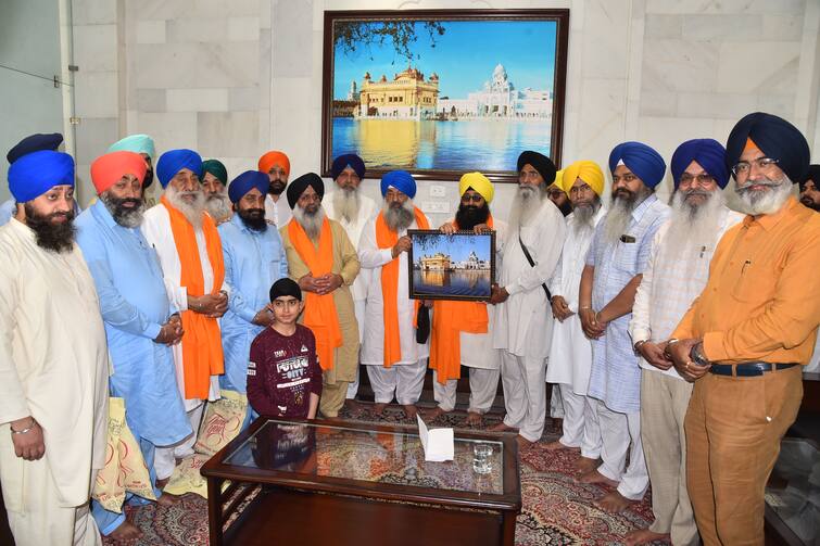 Advocate Dhami, President of the Shiromani Akali Dal, honored the Sikh Jatha from Pakistan ਪਾਕਿਸਤਾਨ ਤੋਂ ਪੁੱਜੇ ਸਿੱਖ ਜਥੇ ਨੂੰ ਸ਼੍ਰੋਮਣੀ ਕਮੇਟੀ ਪ੍ਰਧਾਨ ਐਡੋਵਕੇਟ ਧਾਮੀ ਨੇ ਕੀਤਾ ਸਨਮਾਨਿਤ
