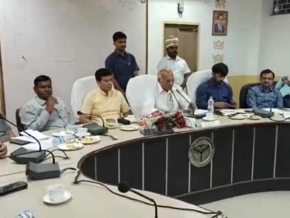 Bareilly: यूपी में अब फोन पर घर बैठे होगा जानवरों का इलाज, एक घंटे में किसानों के घर पहुंचेगी मोबाइल वैन Bareilly: यूपी में अब फोन पर घर बैठे होगा जानवरों का इलाज, एक घंटे में किसानों के घर पहुंचेगी मोबाइल वैन