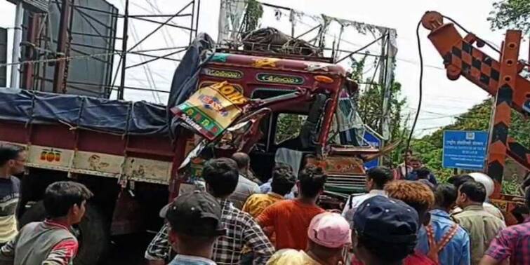 West Midnapore: Durgapur road accident, collision of tractor and lorry, injured driver, evacuation Durgapur: দুর্গাপুরে সড়ক দুর্ঘটনা, সংঘর্ষ ট্রাক্টর ও লরির, আহত চালক, খালাসি