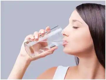 Best  to drink water by glass not bottle Health Tips:  બોટલ નહિ ગ્લાસથી પાણી પીવાના  આ છે અદભૂત ફાયદા. જાણો એક્સ્પર્ટે શું સલાહ આપી