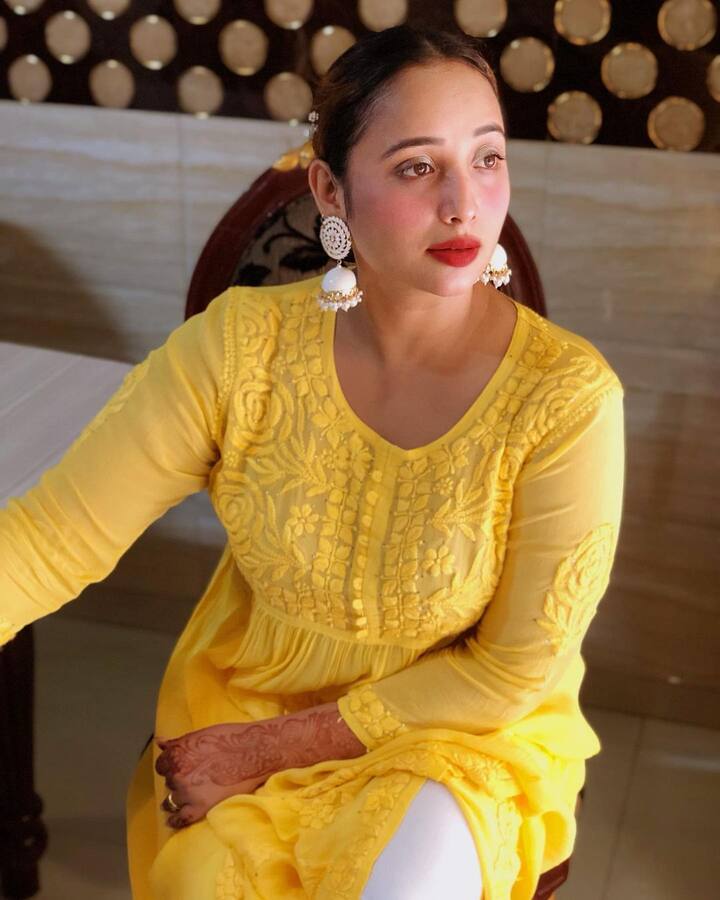 एक तस्वीर में रानी चटर्जी सलाम करते हुए भी नजर आ रही हैं. रानी की तस्वीरें तेजी से सोशल मीडिया पर वायरल हो रही हैं.
