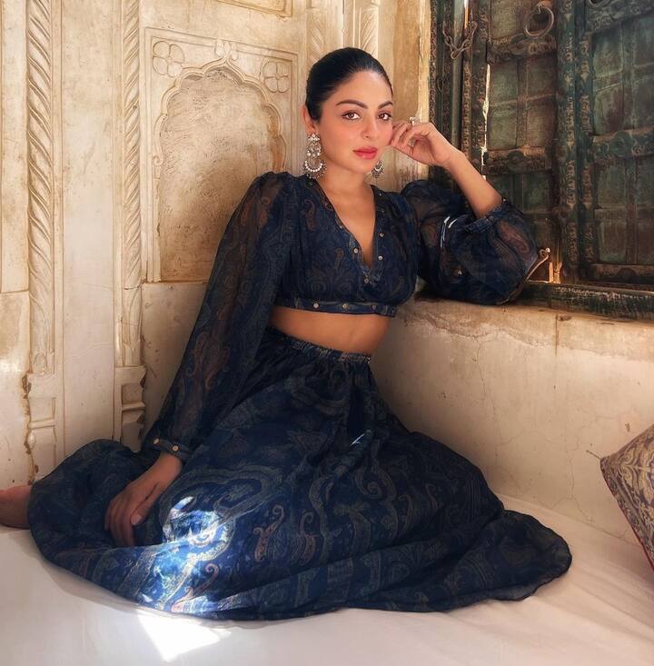 अब एक बार फिर नीरू ने अपना नया लुक फैंस के साथ शेयर किया है. जिसमें वो ब्लू कलर की टू पीस ड्रेस में नजर आ रही हैं.