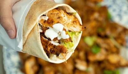 Food security officers raid Shawarma shops - confiscate old chicken curries மதுரையில் ஷவர்மா கடைகளில் உணவுபாதுகாப்புத்துறை அதிகாரிகள் அதிரடி ரெய்டு - பழைய சிக்கன் கறிகள் பறிமுதல் !