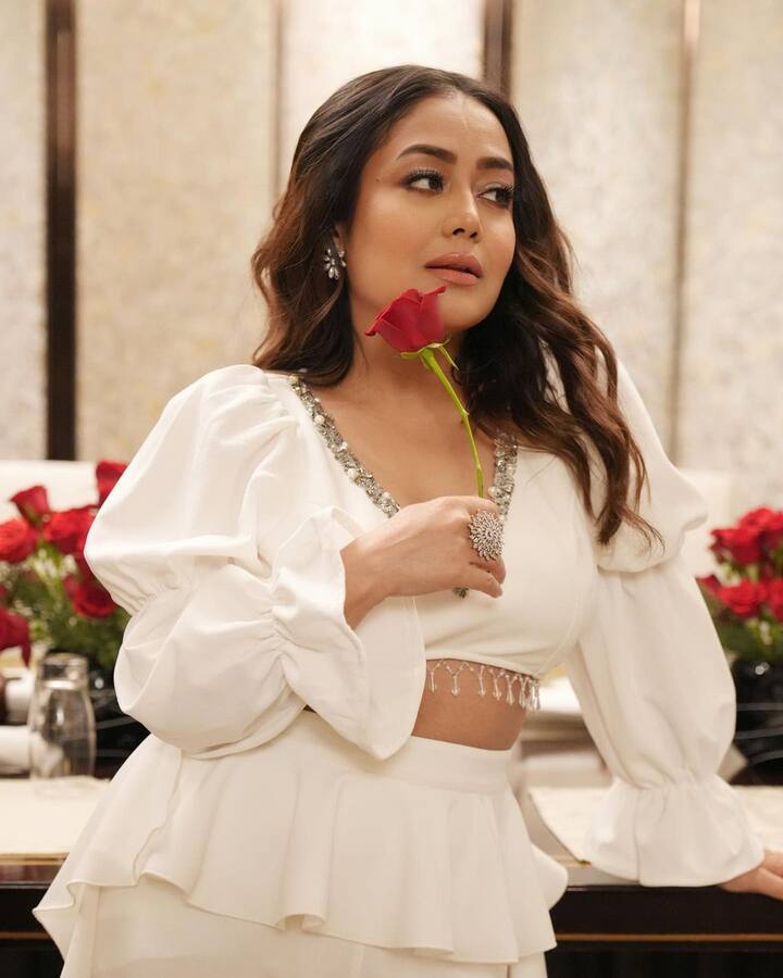 यूं तो नेहा कक्कड़ पर हर रंग जचता है लेकिन सफेद लिबास में सिंगर किसी अप्सरा से कम नहीं लगती.