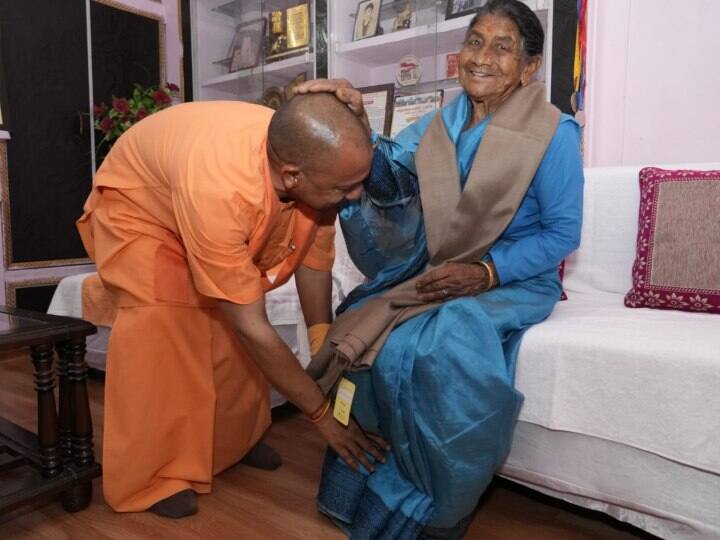 CM Yogi Uttarakahnd Visit CM Yogi Adityanath reach Panchur Village to meet his mother CM Yogi Uttarakahnd Visit: पैतृक गांव पंचूर में अपनी मां से मिले सीएम योगी आदित्यनाथ
