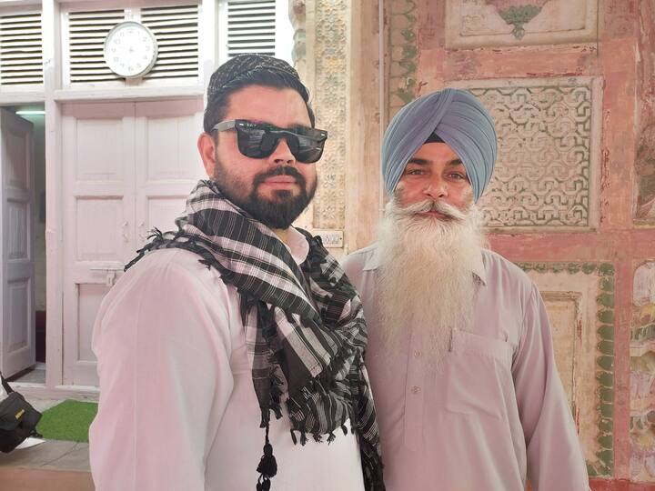 ਇਸ ਮੌਕੇ ਸਿੱਖ ਤੇ ਹਿੰਦੂ ਭਾਈਚਾਰੇ ਦੇ ਲੋਕ ਵੀ ਪਹੁੰਚੇ ਤੇ ਈਦ ਦੀ ਮੁਬਾਰਕਬਾਦ ਦਿੱਤੀ।