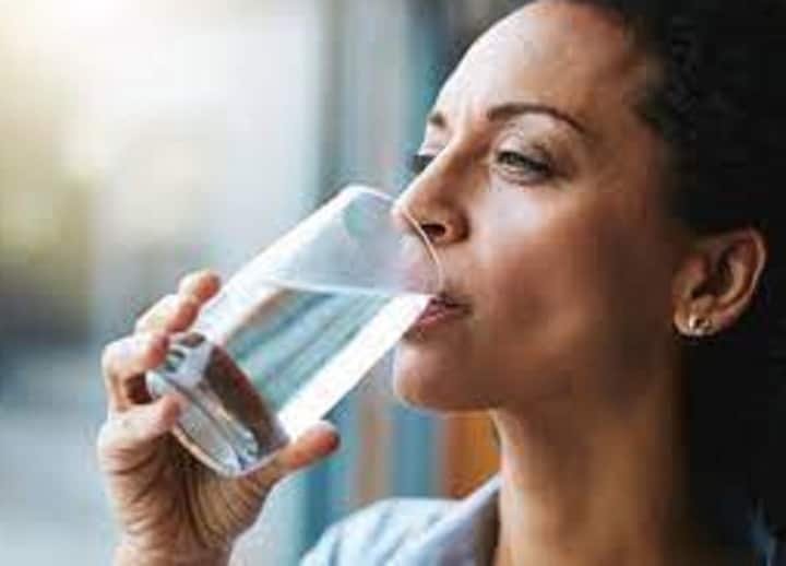 Health Tips drink water before brushing teeth in morning impact on Health Health Tips: क्या सुबह बिना ब्रश किए पानी पीना सही है, जानें सेहत पर कैसे असर डाल सकती है ये आदत