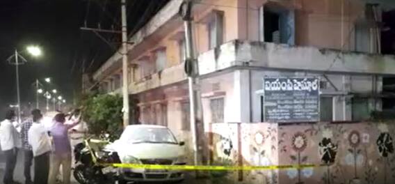 Suspicious Body Found In Car: పార్క్ చేసి ఉన్న కారులో మృతదేహాం గుర్తింపు, పోలీసుల విచారణ | ABP Desam