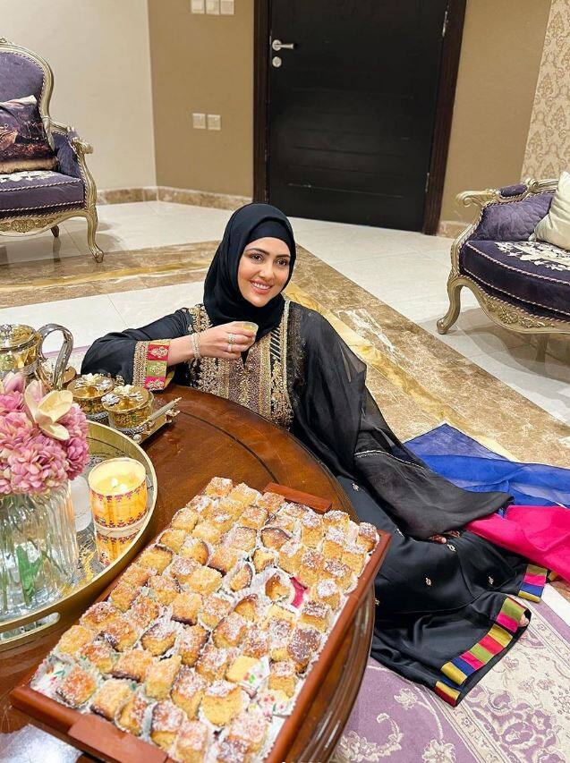 મીઠાઈની થાળી સાથે સના ખાન લોકોને ઈદની બધાઈ આપી રહી છે.