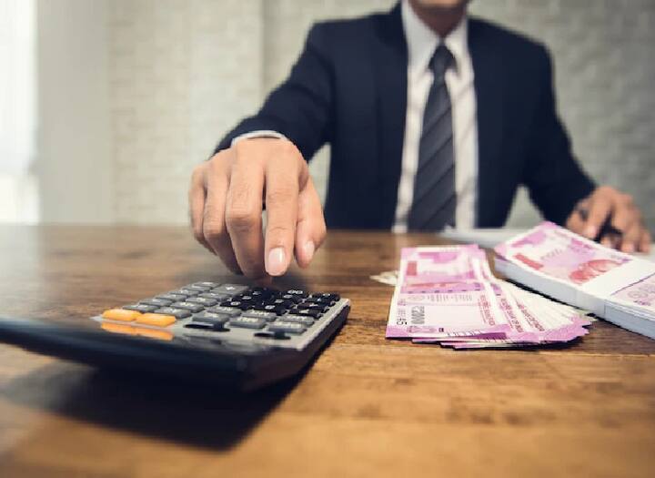 वहीं इस स्कीम के खाते से 100 प्रतिशत की निकासी आप केवल 15 साल की अवधि पूरी होने के बाद ही कर सकते हैं. इसके साथ ही बता दें कि पीपीएफ अकाउंट से पैसे निकालते वक्त आपको किसी तरह के टैक्स का भुगतान नहीं करना पड़ता है.(PC: Freepik)