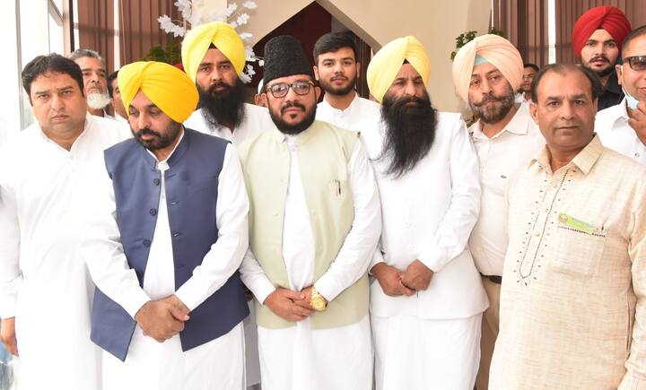 ਮਲੇਰਕੋਟਲਾ ਦੇ ਵਿਆਪਕ ਅਤੇ ਸਰਬਪੱਖੀ ਵਿਕਾਸ ਨੂੰ ਯਕੀਨੀ ਬਣਾਉਂਦਿਆਂ ਮੁੱਖ ਮੰਤਰੀ ਨੇ ਕਿਹਾ ਕਿ ਨਵੇਂ ਬਣੇ ਜ਼ਿਲ੍ਹੇ ਵਿੱਚ ਲੋੜੀਂਦੇ ਬੁਨਿਆਦੀ ਢਾਂਚੇ ਦੇ ਵਿਕਾਸ ਲਈ ਕੋਈ ਕਸਰ ਬਾਕੀ ਨਹੀਂ ਛੱਡੀ ਜਾਵੇਗੀ।ਉਨ੍ਹਾਂ ਕਿਹਾ ਕਿ ਪਿਛਲੀ ਸਰਕਾਰ ਨੇ ਮਾਲੇਰਕੋਟਲਾ ਨੂੰ ਸਿਰਫ਼ ਜ਼ਿਲ੍ਹੇ ਦਾ ਦਰਜਾ ਦਿੱਤਾ ਸੀ ਪਰ ਇਸ ਨੂੰ ਸਹੀ ਅਰਥਾਂ ਵਿੱਚ ਜ਼ਿਲ੍ਹਾ ਬਣਾਉਣ ਲਈ ਬਹੁਤ ਕੁਝ ਕੀਤਾ ਜਾਣਾ ਬਾਕੀ ਹੈ। ਉਨ੍ਹਾਂ ਕਿਹਾ ਕਿ ਉਹ ਮਾਲੇਰਕੋਟਲਾ ਦੀਆਂ ਲੋੜਾਂ ਤੋਂ ਭਲੀ-ਭਾਂਤ ਜਾਣੂ ਹਨ ਅਤੇ ਜ਼ਿਲ੍ਹੇ ਵਿੱਚ ਸਿੱਖਿਆ ਅਤੇ ਸਿਹਤ ਦੇ ਬੁਨਿਆਦੀ ਢਾਂਚੇ ਦੇ ਵਿਕਾਸ ਨੂੰ ਪਹਿਲ ਦਿੱਤੀ ਜਾਵੇਗੀ।