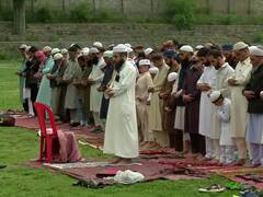 नमाज पढ़ी, गले मिले, श्रीनगर से तमिलनाडु तक धूमधाम से मनाई जा रही ईद, देखें तस्वीरें