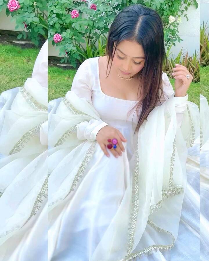 अपनी खिलखिलाती हंसी से नेहा कक्कड़ ने सोशल मीडिया पर खुशियों की लहर छेड़ दी है. इन तस्वीरों को शेयर करते हुए नेहा ने कैप्शन में ईद मुबारक लिखा हुआ है.