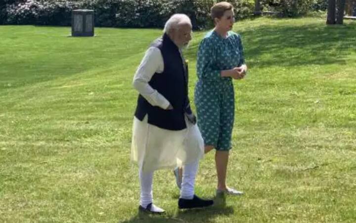 ਗੱਲਬਾਤ ਲਈ ਡੈਨਮਾਰਕ ਦੇ ਪ੍ਰਧਾਨ ਮੰਤਰੀ ਦੀ ਸਰਕਾਰੀ ਰਿਹਾਇਸ਼ ਮਾਰੀਅਨਬਰਗ ਪਹੁੰਚਣ 'ਤੇ ਡੈਨਮਾਰਕ ਦੇ ਪ੍ਰਧਾਨ ਮੰਤਰੀ ਮੇਟੇ ਫਰੈਡਰਿਕਸਨ ਨੇ ਪ੍ਰਧਾਨ ਮੰਤਰੀ ਮੋਦੀ ਦਾ ਸਵਾਗਤ ਕੀਤਾ।