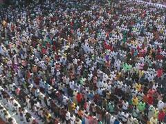 नमाज पढ़ी, गले मिले, श्रीनगर से तमिलनाडु तक धूमधाम से मनाई जा रही ईद, देखें तस्वीरें