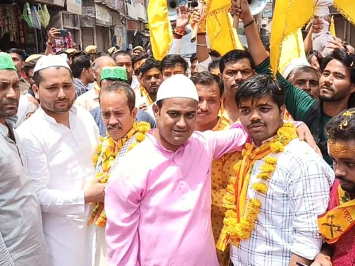 parshuram jayanti 2022 procession in Etawah, people of Muslim society showered flowers congratulated Eid ANN Etawah: इटावा में परशुराम जयंती पर निकाली गई शोभायात्रा, मुस्लिम समाज के लोगों ने फूल बरसा कर किया स्वागत