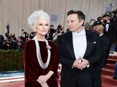 Elon Musk Public Appearances: ट्विटर खरीदने के बाद एलन मस्क की पहली पब्लिक अपीयरेंस, मां के साथ आए नजर