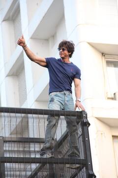 SRK Eid Greetings: মন্নতের সামনে উপচে পড়ছে ভক্তকূল, ব্যালকনি থেকে ইদের শুভেচ্ছা কিং খানের