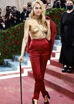 Met Gala 2022: सूट में पहुंची मॉडल ने रेड कार्पेट पर उतारा अपना टॉप, इसके बाद सामने आईं ये तस्वीरें