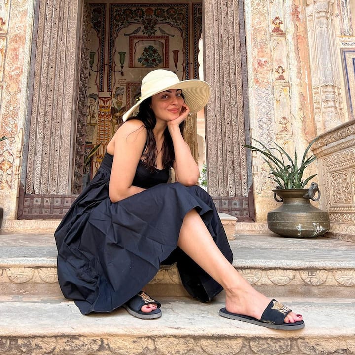 फैन्स भी नीरू के इस लुक बेहद पसंद कर रहे हैं और कमेंट्स के जरिए एक्ट्रेस की खूब तारीफ कर रहे हैं.