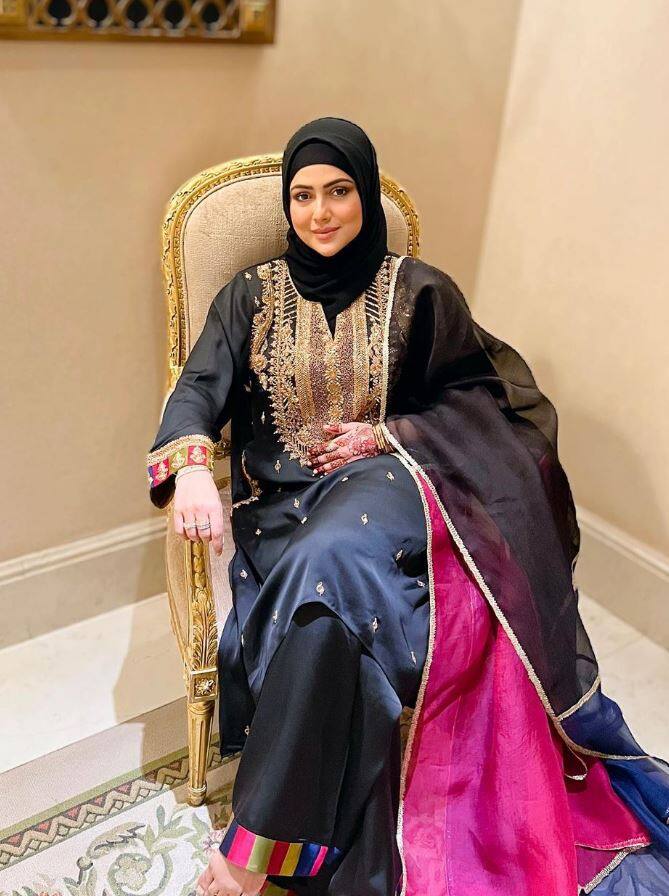 તાજેતરમાં સના ખાને પોતાની સુંદર તસવીરો શેર કરી છે, જેમા તેમનો ઈદ આઉટફીટ શાનદાર લાગી રહ્યો છે.