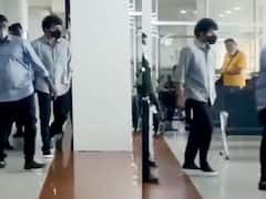 Vijay Viral Video: ‘தளபதி 66 ஷூட்டிங்’.. ஹைதராபாத் ஏர்போர்ட்டில் கூலாக சென்ற விஜய்..!