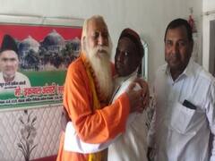 UP NEWS: अयोध्या ने दिया सौहार्द का संदेश, राम जन्मभूमि के पुजारी सत्येंद्र दास ईद की बधाई देने पहुंचे इकबाल अंसारी के घर