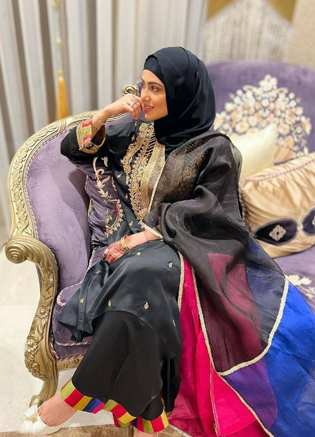 દેશની ઘણી જાણીતી હસ્તીઓ પર પરિવાર અને ફેન્સ સાથે ઈદની ઉજવણી કરતા જોવા મળી રહ્યા છે.