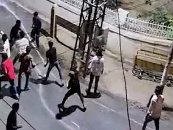 Jodhpur Clash: जोधपुर में फिर बवाल, ईद की नमाज के बाद पथराव, पुलिस ने छोड़े आंसू गैस के गोले, किया लाठीचार्ज Jodhpur Clash: जोधपुर में फिर बवाल, ईद की नमाज के बाद पथराव, पुलिस ने छोड़े आंसू गैस के गोले, किया लाठीचार्ज