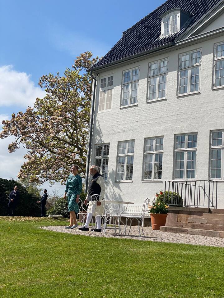 PM Modi In Denmark: प्रधानमंत्री नरेंद्र मोदी यूरोप के तीन देशों के दौरे पर हैं. जर्मनी के बाद अब दूसरे दिन पीएम मोदी डेनमार्क पहुंचे हैं. जहां एयरपोर्ट पर उनका जोरदार स्वागत हुआ. डेनमार्क की पीएम फ्रेडरिक्सन खुद पीएम मोदी को रिसीव करने एयरपोर्ट पहुंचीं थीं. पीएम मोदी यहां भारत-नॉर्डिक शिखर सम्मेलन में हिस्सा लेंगे.