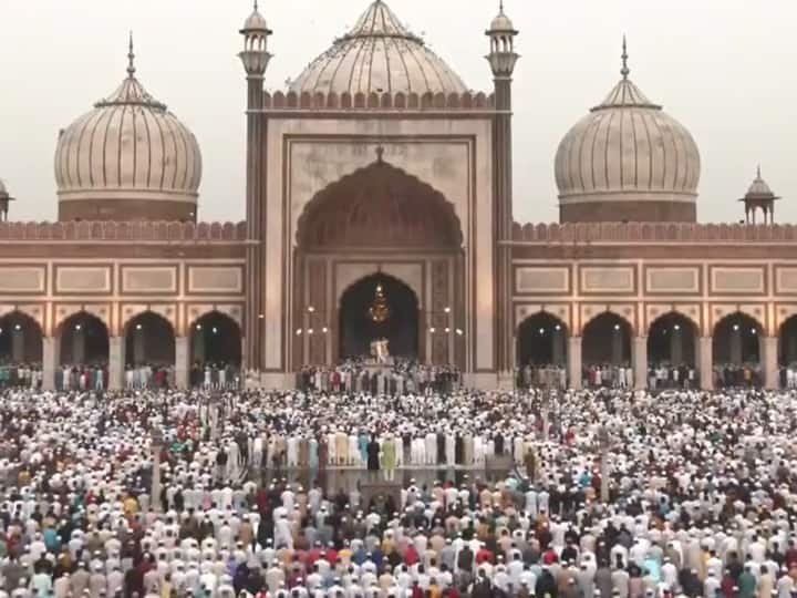 Eid Celebration devotees offer namaz at Delhi Jama Masjid on the occasion of Eid Ul Fitr Eid ul-Fitr 2022: कड़ी सुरक्षा के बीच दिल्ली की जामा मस्जिद से लेकर भोपाल तक पढ़ी गई नमाज, नेताओं ने दी ईद की शुभकामनाएं