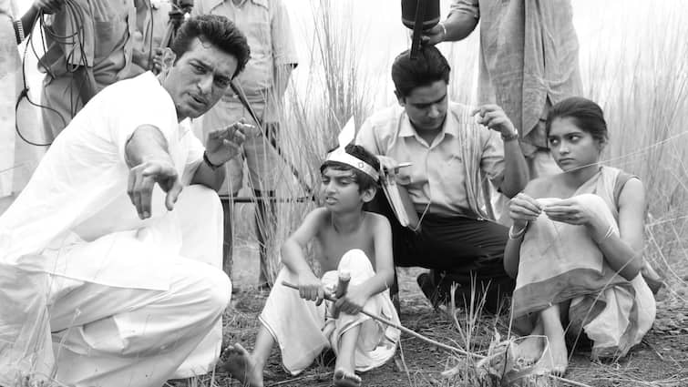 Aparajito: Aparajito, the film directed by Anik Dutta premiered at Mumbai Aparajito: সত্যজিৎ রায়ের জন্মদিনে মুম্বইতে প্রদর্শিত হল অনীক-জিতুর 'অপরাজিত'
