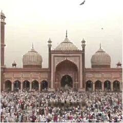 Namaz At Jama Masjid: दो साल बाद ईद-उल-फितर के मौके पर जामा मस्जिद में हजारों लोगों ने पढ़ी नमाज, देखिए तस्वीरें