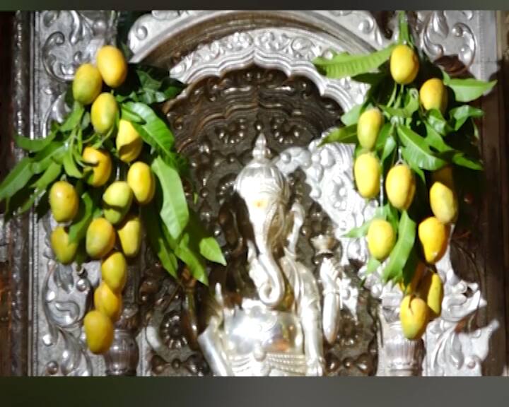 श्रीमंत दगडूशेठ हलवाई गणपती मंदिराची आरास करण्यासाठी वापरण्यात आलेले आंबे उद्या ससून रुग्णालयातील रुग्ण, अनाथाश्रम, वृद्धाश्रम, दिव्यांग आणि भाविकांना प्रसाद म्हणून वाटण्यात येणार आहे.