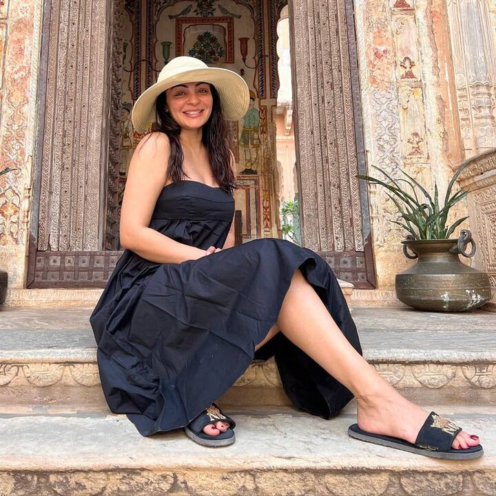 नीरू बाजवा की सोशल मीडिया पर काफी तगड़ी फैन फॉलोइंग है. इसलिए वो अपने चाहने वालों के साथ जुड़े रहने के लिए इंस्टाग्राम पर खूब एक्टिव रहती हैं.