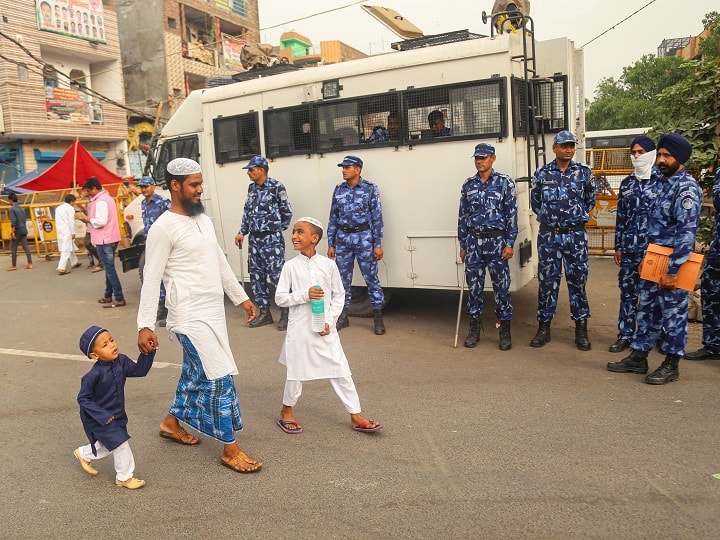 Eid-Al-Fitr:  Hindus & Muslims Celebrate Together After Communal Violence In Jahangirpuri Eid-Al-Fitr:  Hindus & Muslims Celebrate Together After Communal Violence In Jahangirpuri