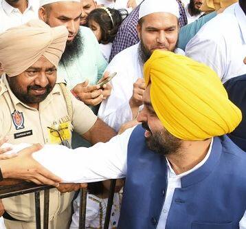 ਈਦ 'ਤੇ ਮੁੱਖ ਮੰਤਰੀ ਭਗਵੰਤ ਮਾਨ ਨੰਗੇ ਪੈਰੀ ਮਲੇਰਕੋਟਲਾ ਪੁੱਜੇ