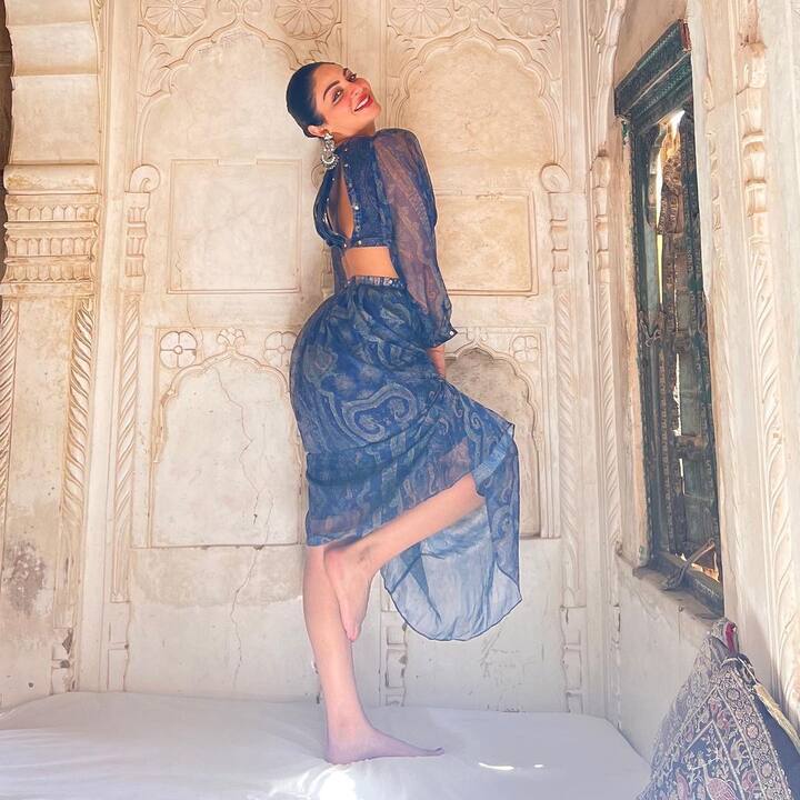 नीरू को ये लुक काफी खूबसूरत लग रहा है और उनकी बोल्डनेस किसी के भी होश उड़ाने के लिए काफी है.