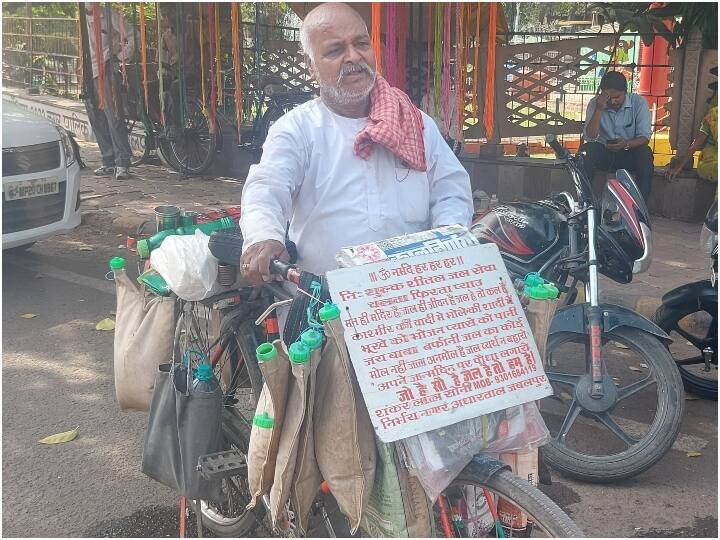 a person has been quenching thirst of people for last 26 years in Jabalpur ANN Motivational Story: जबलपुर में पिछले 26 साल से लोगों की प्यास बुझा रहा है एक शख्स, इतने लीटर पानी रोज लोगों को पिला देते हैं