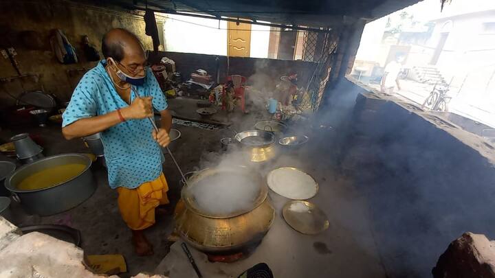 আজ চন্দন যাত্রার সূচনা হয়। মন্দির চত্বরে সেই চন্দনযাত্রা দেখার জন্য উপচে পড়া ভিড় ছিল ভক্তদের। আগামী ১ জুলাই মাহেশে রথযাত্রা উত্‍সব।