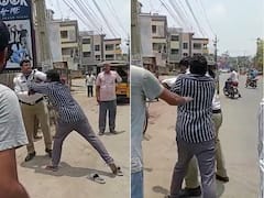 Traffic Constable Video: ట్రాఫిక్ కానిస్టేబుల్‌పై వ్యక్తి దౌర్జన్యం, అదేపనిగా పిడిగుద్దులు - అసలేం జరిగిందంటే