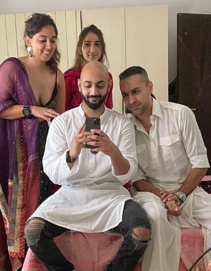 तस्वीरों में इरा को अपने बॉयफ्रेंड नुपुर शिखर के साथ पोज देते हुए देखा जा सकता है. आखिरी तस्वीर मिरर सेल्फी है, जिसमें इरा और उनके चचेरे भाई इमरान शामिल हैं. इमरान खान इस दौरान पठानी कुर्ता-पायजामा पहने  नजर आए.