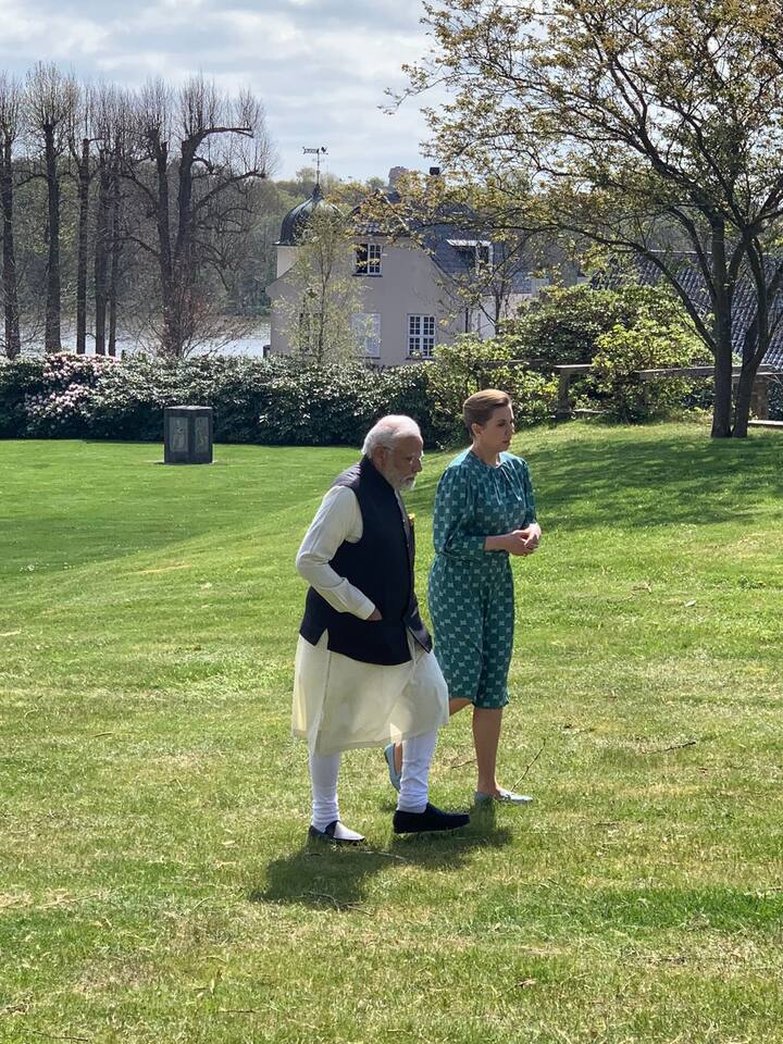 मोदी ने कोपेनहेगन पहुंचने के बाद ट्वीट किया, ‘‘कोपेनहेगन पहुंचा हूं, मैं गर्मजोशी से स्वागत के लिए प्रधानमंत्री फ्रेडेरिक्सेन का बहुत आभारी हूं. यह यात्रा भारत-डेनमार्क के संबंधों को और मजबूत करने में दूरगामी परिणाम वाली होगी.’