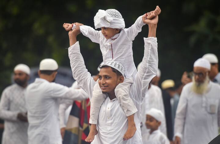 নতুন জামা-কাপড় পরে নমাজ পড়ে একে অপরকে কোলাকুলি করে শুভেচ্ছা বিনিময় করে চলে উদযাপন।