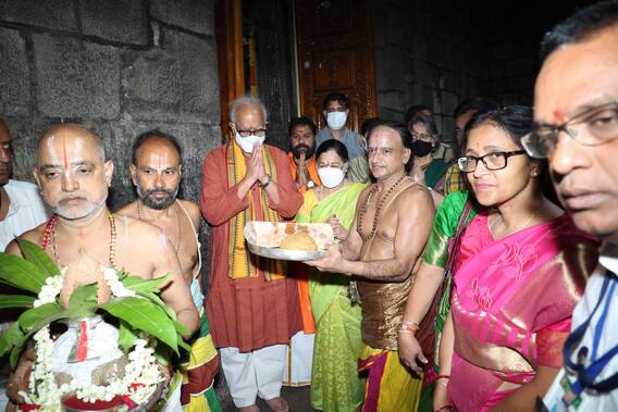 Simhachalam Chandanotsavam: ఘనంగా అప్పన్న చందనోత్సవం, నిజరూప దర్శనం కోసం పోటెత్తుతున్న వీవీఐపీలు