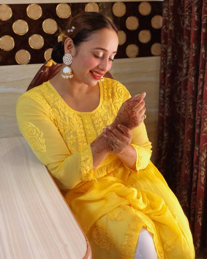 ईद के मौके पर रानी चटर्जी एक बार फिर देसी अवतार में नजर आई हैं. जिसमें वो बेहद प्यारी नजर आ रही हैं.