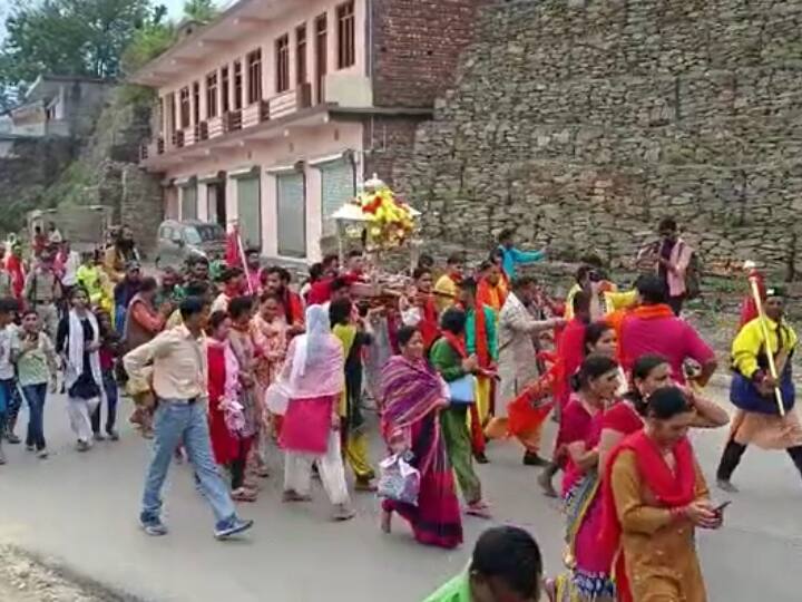 Char Dham Yatra 2022: बाबा केदारनाथ की पंचमुखी उत्सव डोली फाटा के लिए रवाना, भक्तों में दिखा उत्साह Uttarakhand Baba Kedarnath's Panchmukhi Doli leaves for Phata, devotees ann Char Dham Yatra 2022: बाबा केदारनाथ की पंचमुखी उत्सव डोली फाटा के लिए रवाना, भक्तों में दिखा उत्साह