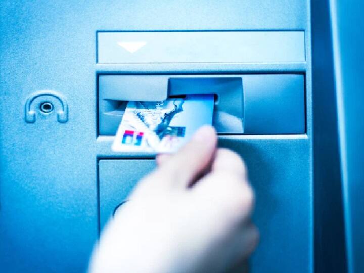 आजकल एटीएम स्किमिंग की भी कई घटनाएं सामने आ रही है. आजकल साइबर फ्रॉड करने वाले लोग एटीएम मशीन के ऊपरी भाग में एटीएम मशीन के कार्ड रीडर को लगा देते हैं. यह कार्ड रीडर आपके कार्ड की सभी जानकारी और पिन को चुरा लेता है. (PC: Freepik)