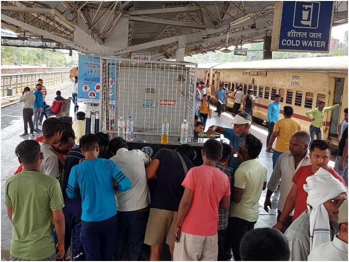 Jabalpur NGO opened 66 pots at 32 stations of Western Railway quenching the thirst of passengers ANN Jabalpur News: पश्चिम रेलवे के 32 स्टेशनों पर समाजसेवी संस्थाओं ने लगाए 66 वाटर हट्स, यात्रियों को मिल रहा ठंडा पानी