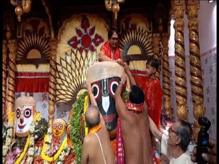 Mahesh Jagannath Temple Hooghly celebration chandan bath Jagannath Temple: চন্দনে স্নান করার পরই জ্বর জগন্নাথের, চাক্ষুষ করতে ভক্তদের ভিড় মাহেশে